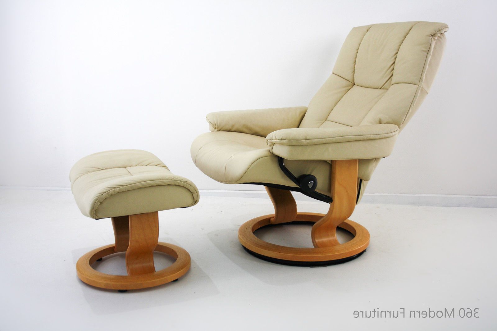 Amala White Leather Reclining Swivel Chairs With Regard To Most Current Livingroom Furniture Attractive Contemporary Green Leather Red (View 19 of 20)