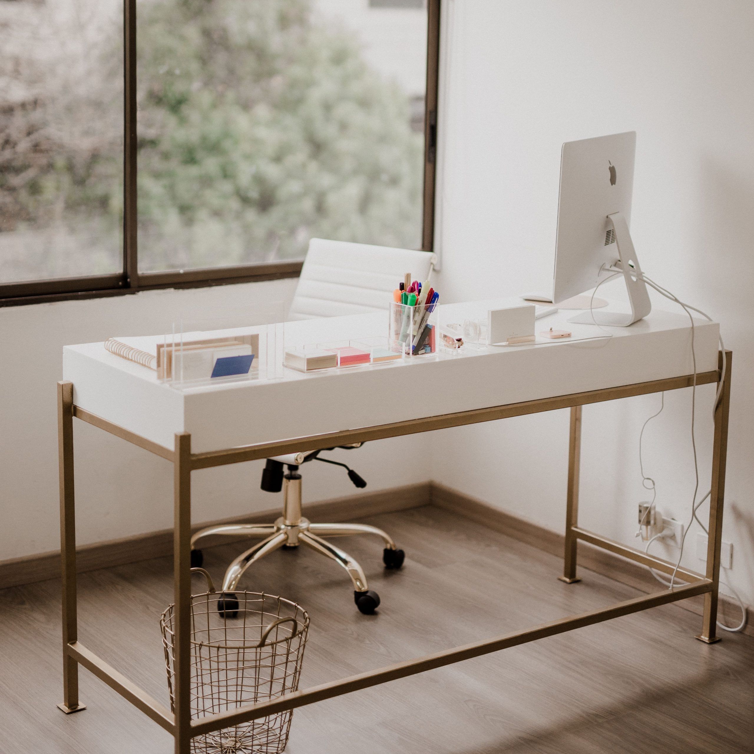 Ideas De Diseño De Pertaining To Popular White Wood And Gold Metal Office Desks (View 13 of 15)