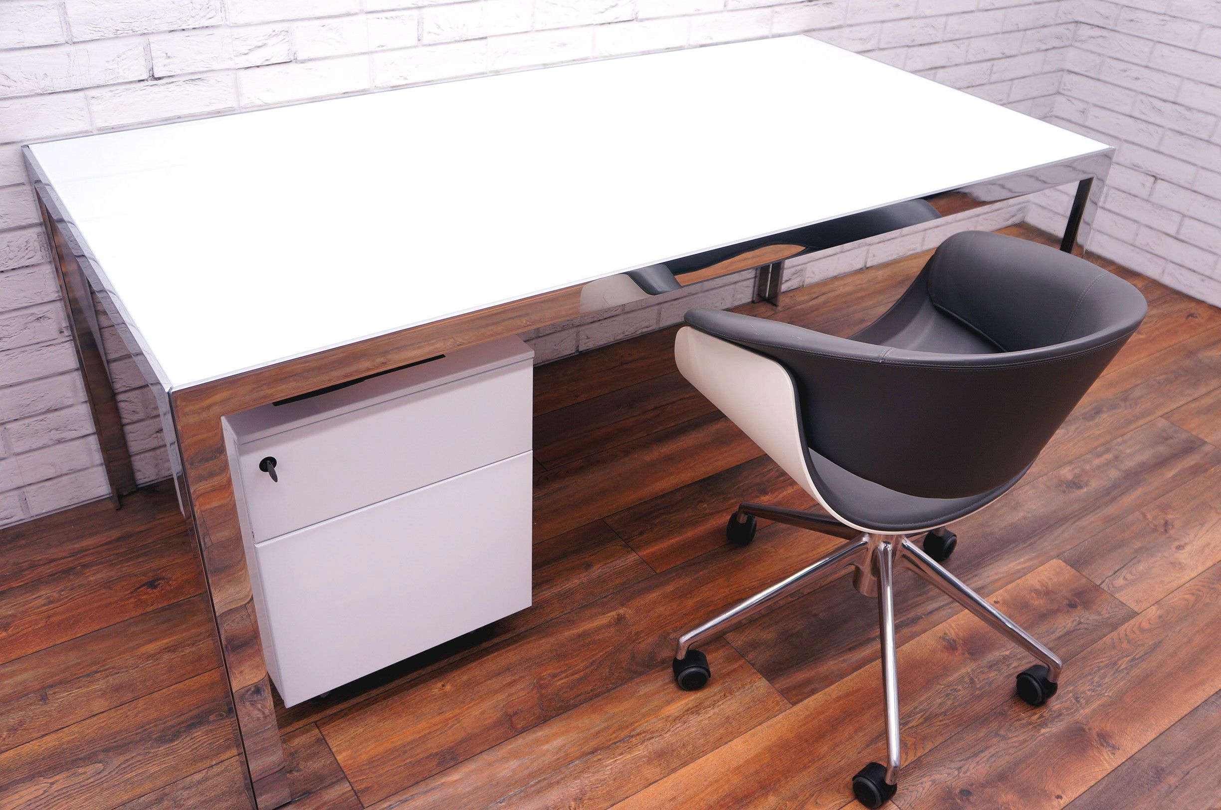 Well Known B&b Italia Progetto 1 White Glass Top Desk – Office Resale Within White Glass And Natural Wood Office Desks (View 15 of 15)